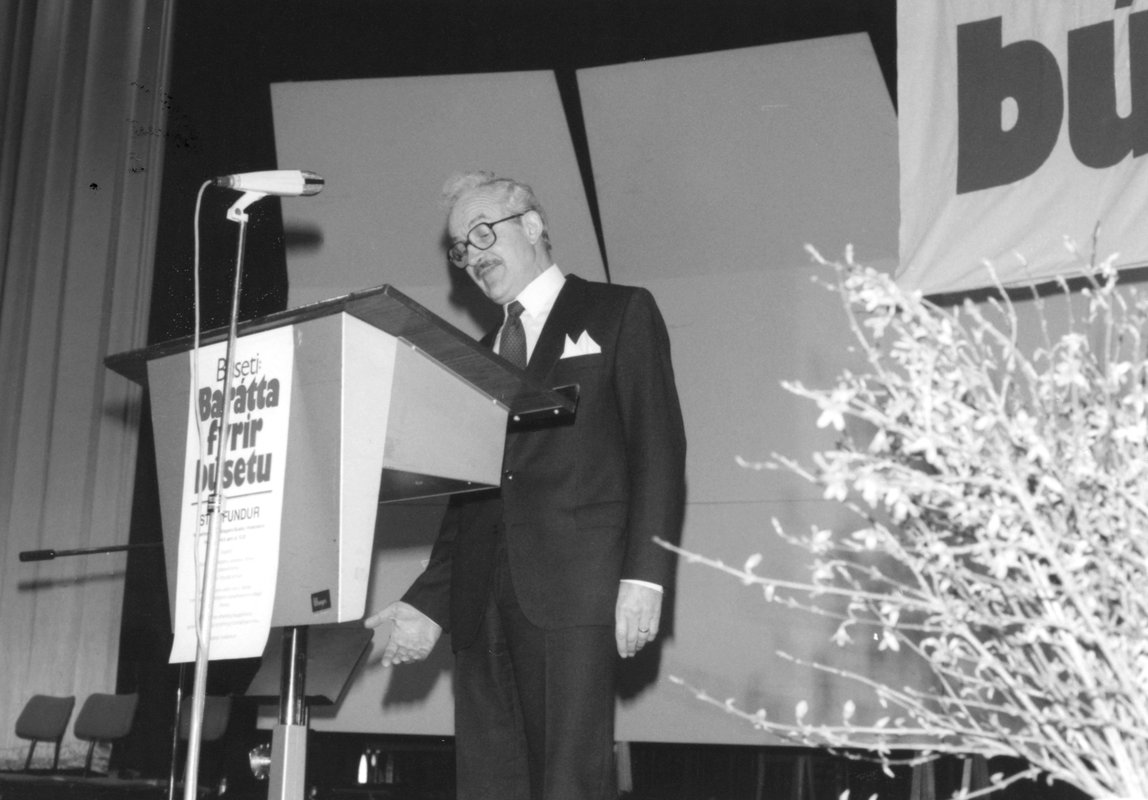 Baldvin Halldórsson leikari las úr Sjálfstæðu fólki Halldórs Laxness á stórfundi í Háskólabíói 1984