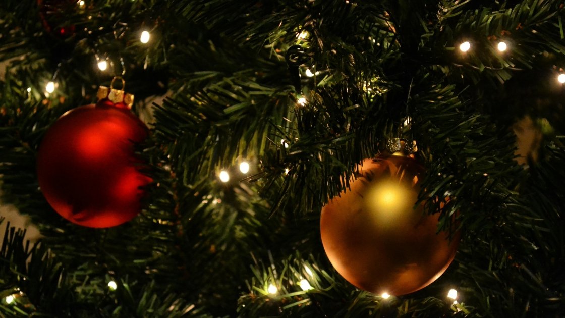 Jólatré með skrauti